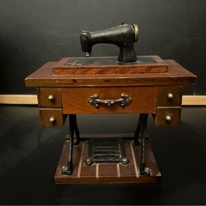 Vintage CC Sewing Machine Musical Box Yesterday George Good Corp 1983 Wind-up